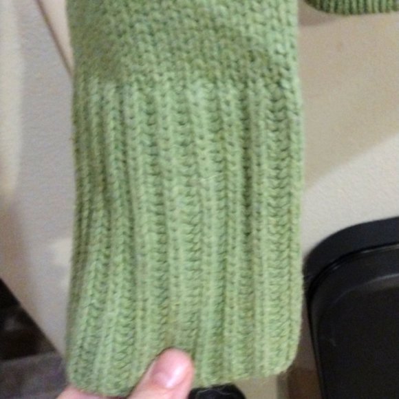 Old Navy Medium Green Sweater. - Picture 3 of 8